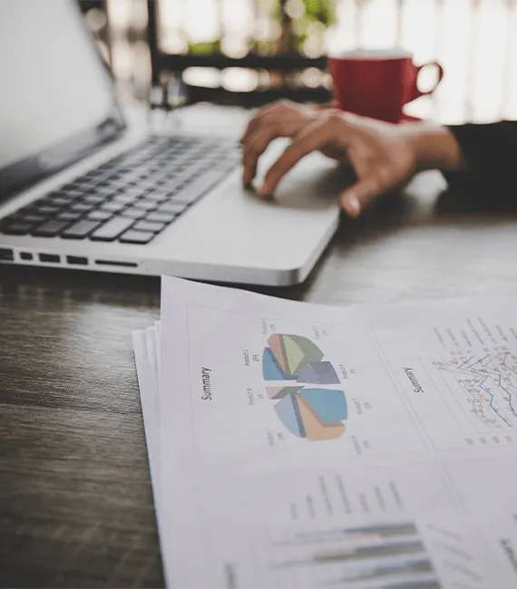 Sobre | T2 Brasil | Assessoria Empresarial e Contábil Imagem mostrando um papel com gráfico nele e um notebook